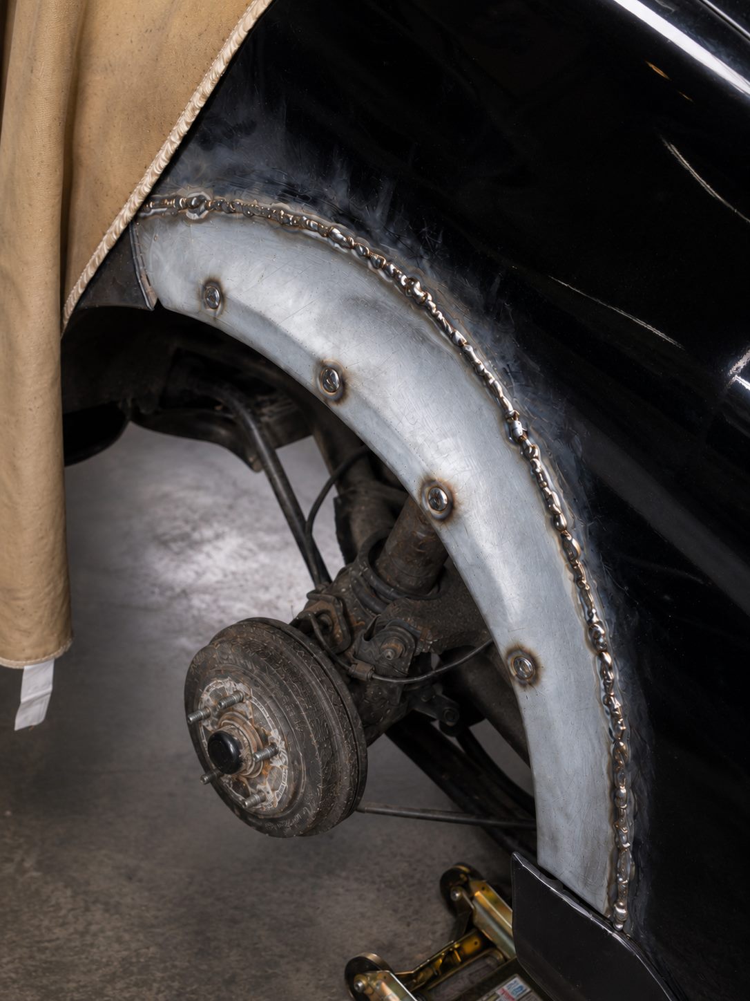 Eingeschweißtes Reparaturblech am Radlauf eines Fahrzeugs, Karosserie-Schweißarbeit von Siebert Schweißtechnik und Metallbau