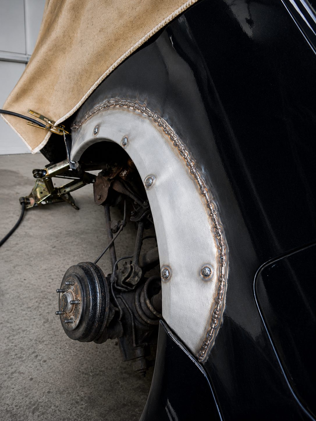 Sauber verschweißtes Radlauf-Reparaturblech an einer Fahrzeugkarosserie, Schweißarbeit von Siebert Schweißtechnik und Metallbau
