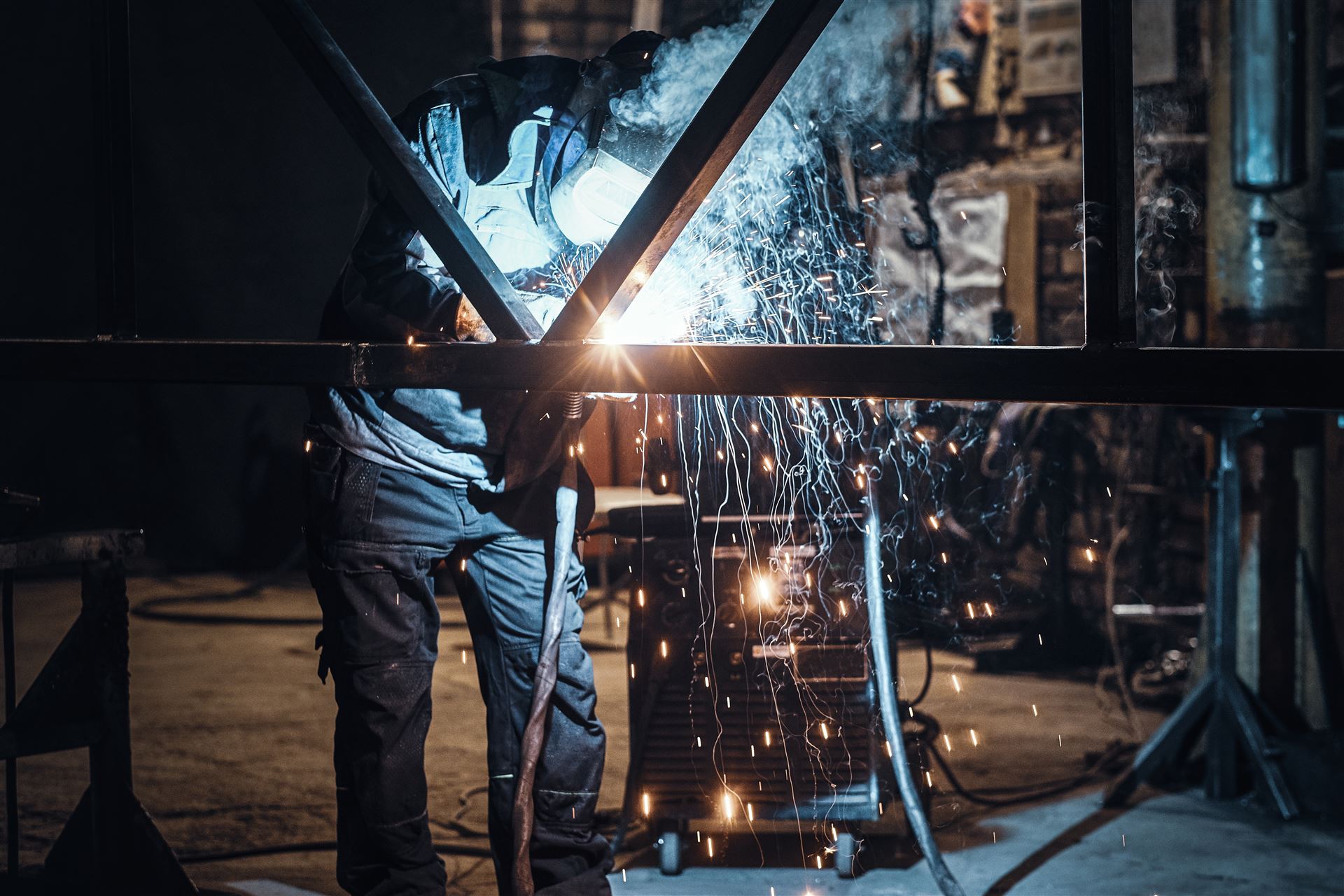 Schweißarbeiten an einer großen Metallkonstruktion in der Werkstatt, Fertigung bei Siebert Schweißtechnik und Metallbau in Bad Berka